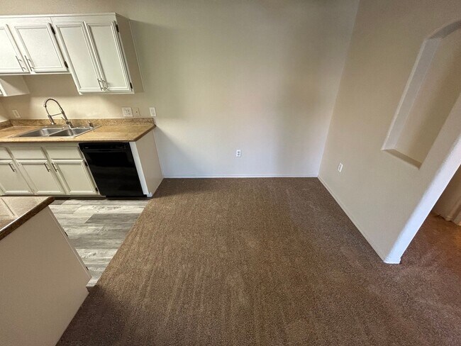 Building Photo - MOVE IN SPECIAL: $1000 OFF RENT WITH THIS SPACIOUS TOP FLOOR 2 BEDROOM 2 BATH CONDO