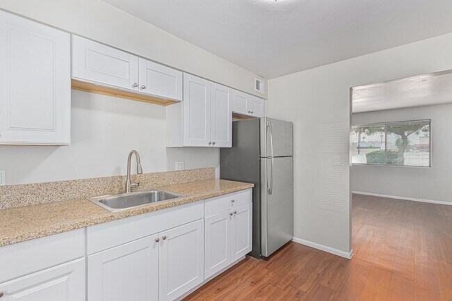 Building Photo - Renovated 2 bed | 1 bath - Central Tempe Location!
