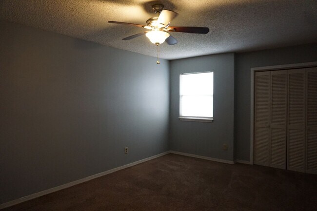 Building Photo - 2 Bed 2 Bath Townhouse