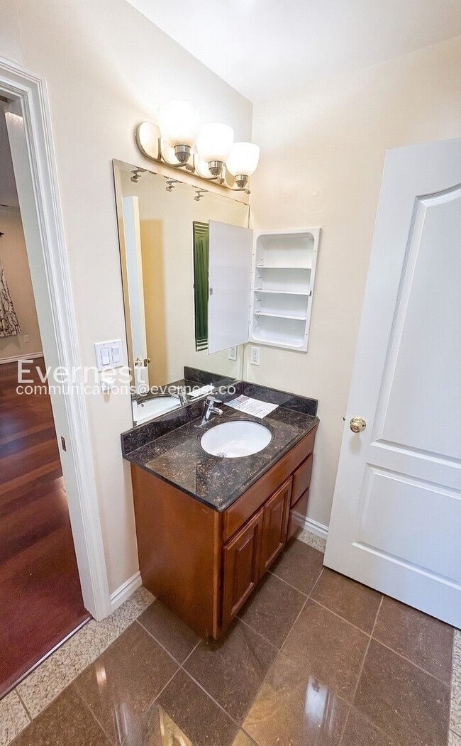 Building Photo - 4 Bed/3 Bath Home with Fenced Yard & Garage / Available Now!