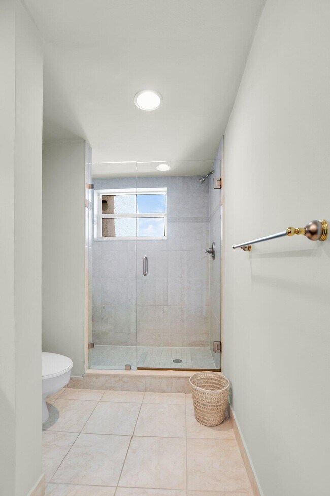 Building Photo - 1222 Hillsboro Mile