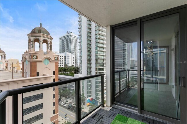 Building Photo - 1 Beach Dr SE