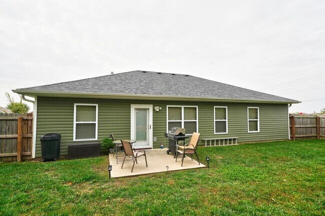 Building Photo - Charming Three Bedroom Home