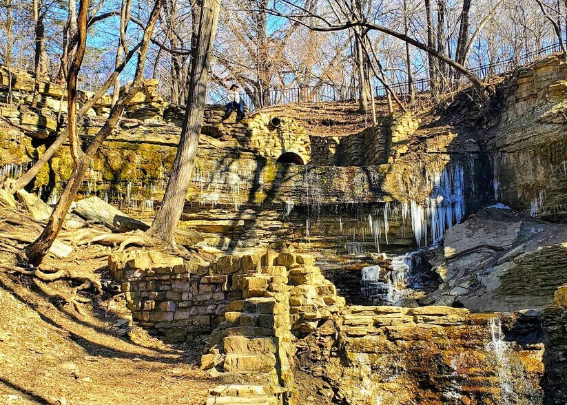 Minnehaha Falls and miles of walking/biking trails just across the river - 1588 Hillcrest Ave