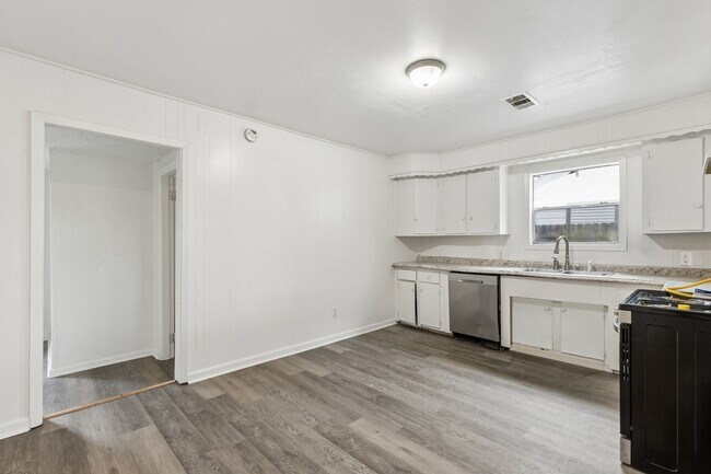 Building Photo - 2326 28th Ave N