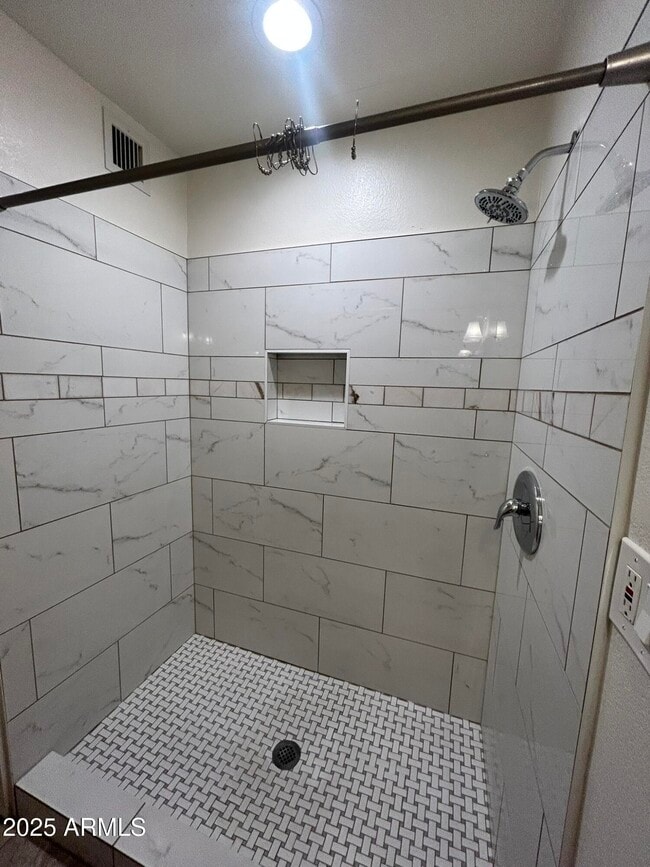 Building Photo - 523 N Los Feliz Dr