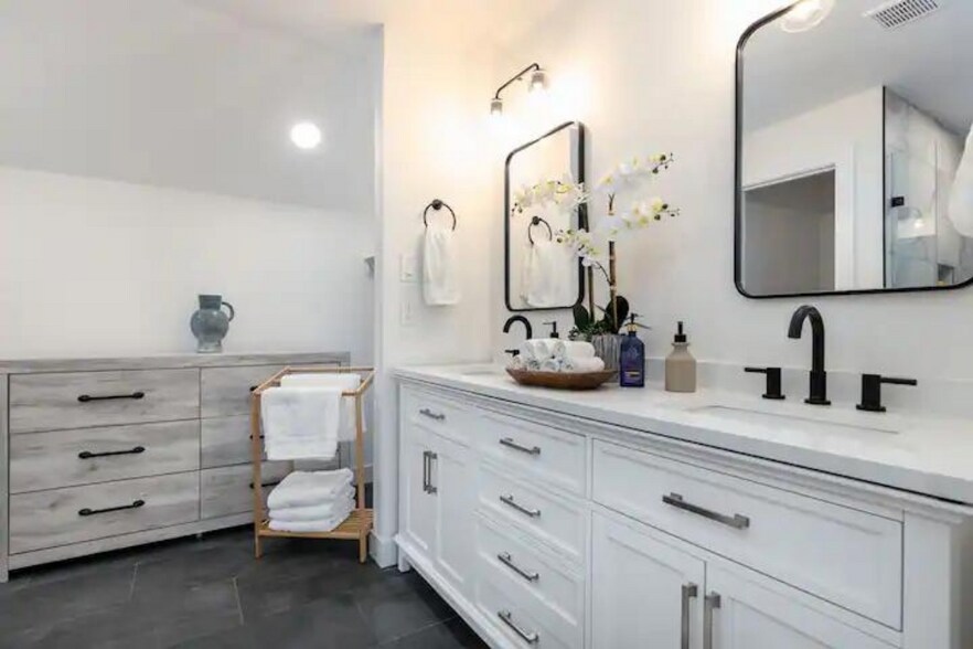 Building Photo - 306 W Lookout Dr