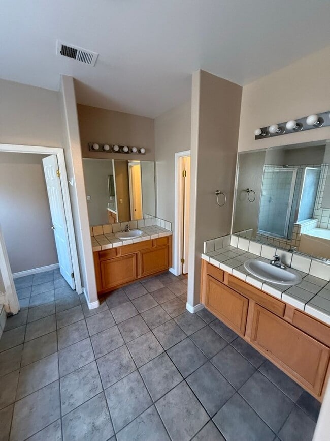 Building Photo - Spacious 5-Bedroom, 2-Bathroom Home in Southwest Bakersfield