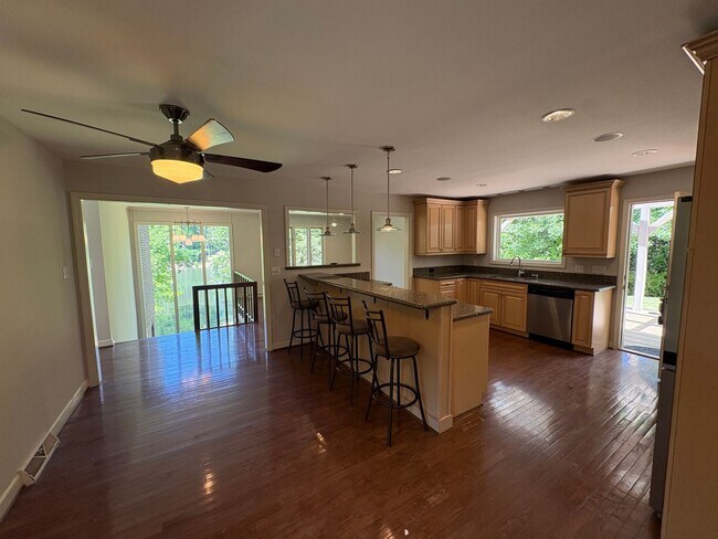 Building Photo - Large Lakefront Home Minutes from Downtown Greenville!