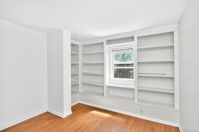 Building Photo - 3008 Lakeshore Dr