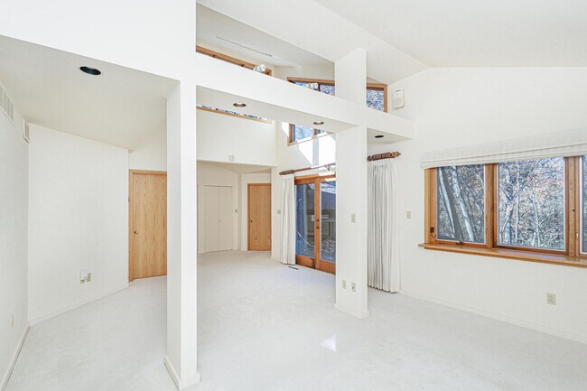 Building Photo - 1424 Bradford Dr