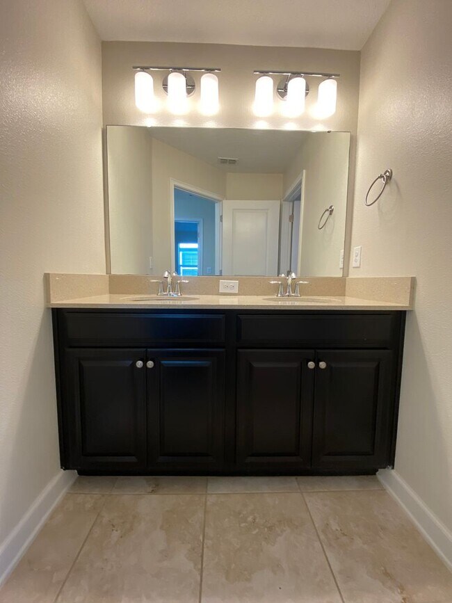Building Photo - Spacious 4-Bedroom Home in Prime Winter Ga...