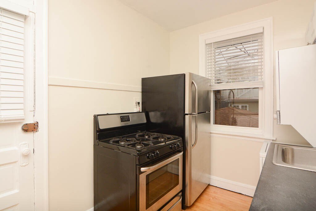 Building Photo - 1425 W Hutchinson St