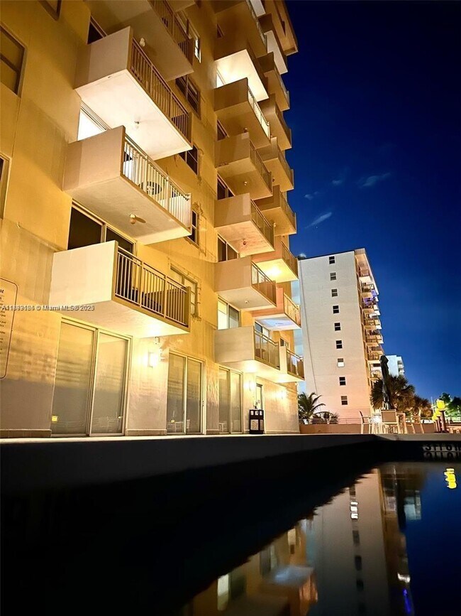 Building Photo - 345 Ocean Dr