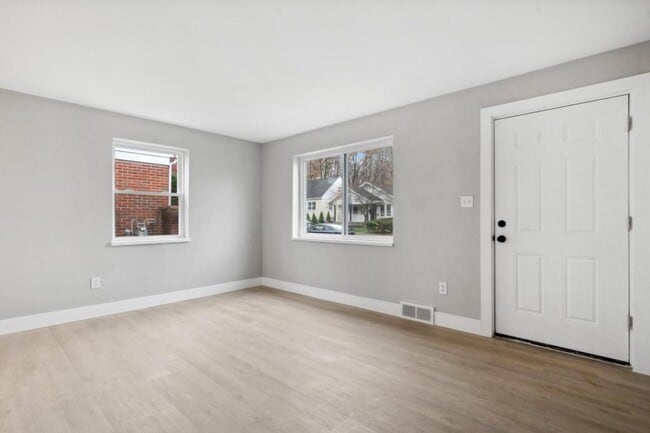 Building Photo - 844 Alverno Ave