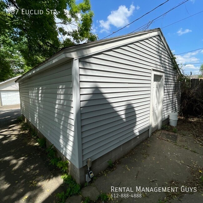 Building Photo - 967 Euclid St