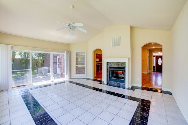 Building Photo - Beautiful home across from Jenks Middle School