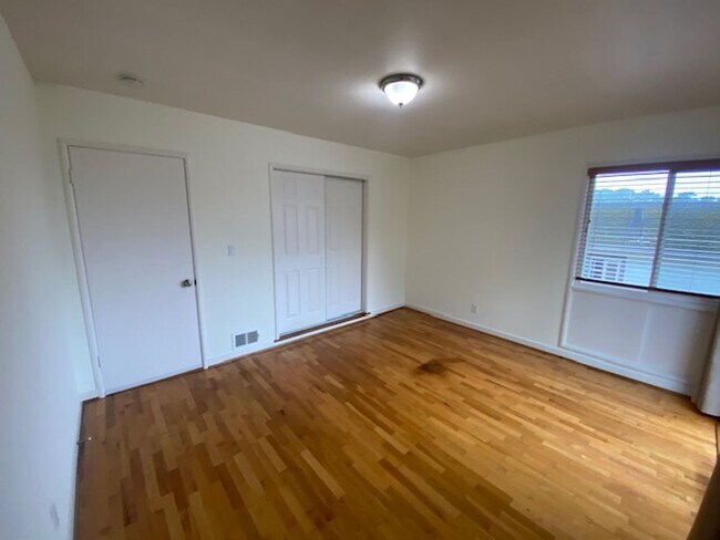 Building Photo - 340 Bishop Ave