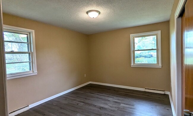 Building Photo - 1635 Roberts. 3 bedroom, 2 bath house with...