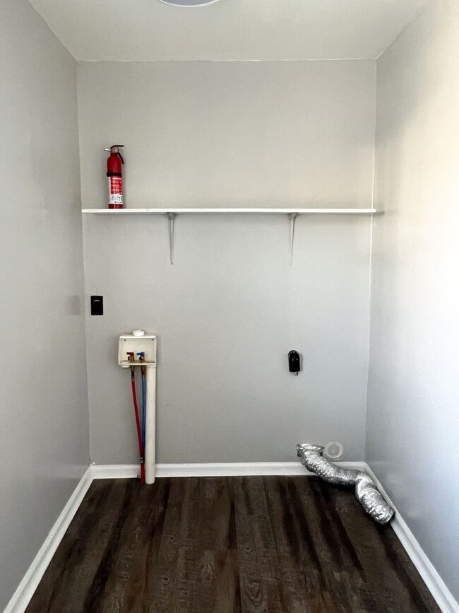 Building Photo - Move-In Specials Available! Single-Family Home Downtown Clarksville!