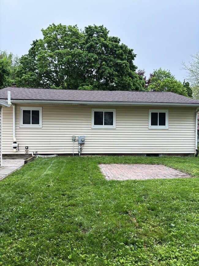 Building Photo - Chelsea Downtown Area 3-bedroom Ranch