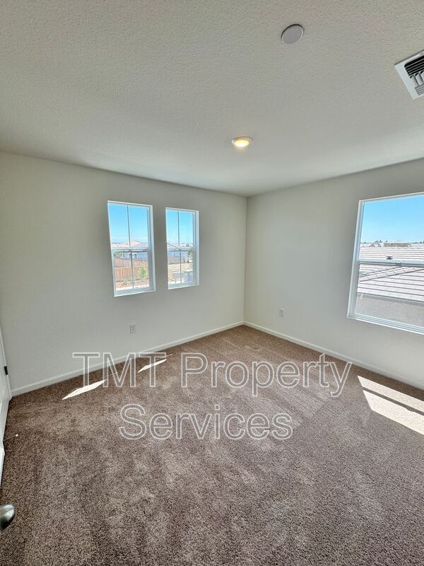 Building Photo - 1372 Redford Wy