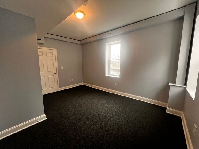 Building Photo - 2185 River Rd