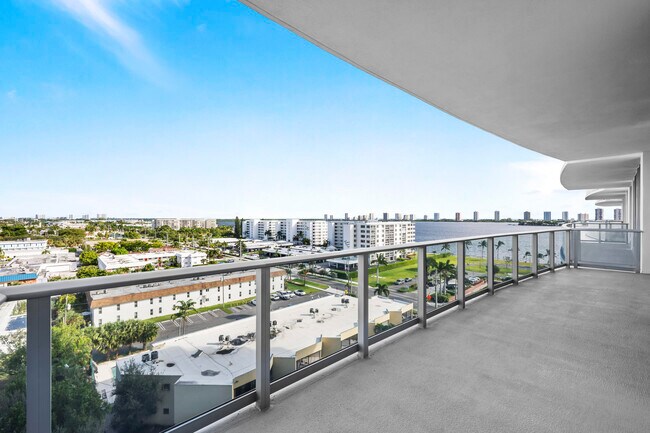 Building Photo - 220 Lake Shore Dr