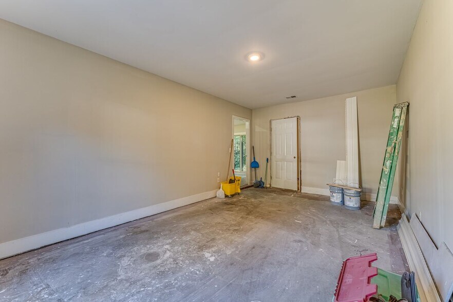 Building Photo - 283 E Hampton Ave