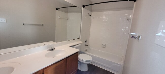 Building Photo - Beautiful Home in Woodlake Park!