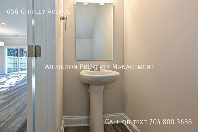 Building Photo - 3-Bedroom Townhouse with Proximity to Char...