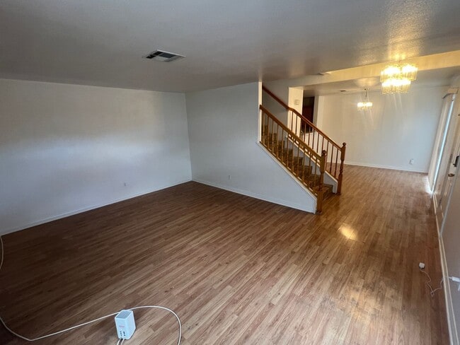 Building Photo - 3 bedrom 2.5 bath Gated Community Townhome with community  Pool, Spa & Private Garage