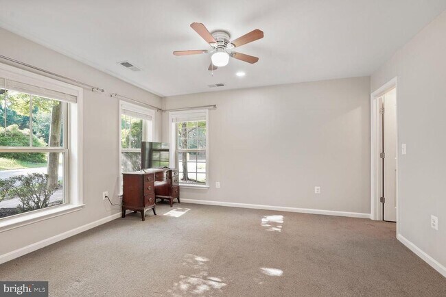 Building Photo - 102 Vista Knoll Dr