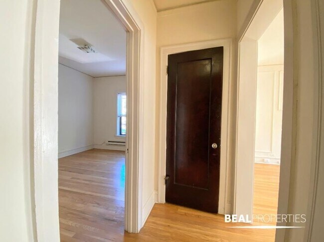 Building Photo - 1 bedroom in EVANSTON IL 60202
