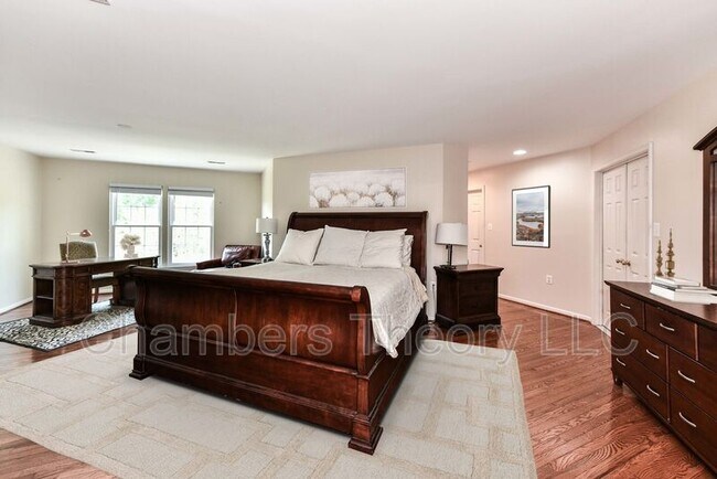 Building Photo - 641 Meade Dr SW