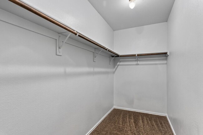 Building Photo - 516 E Hazelwood St