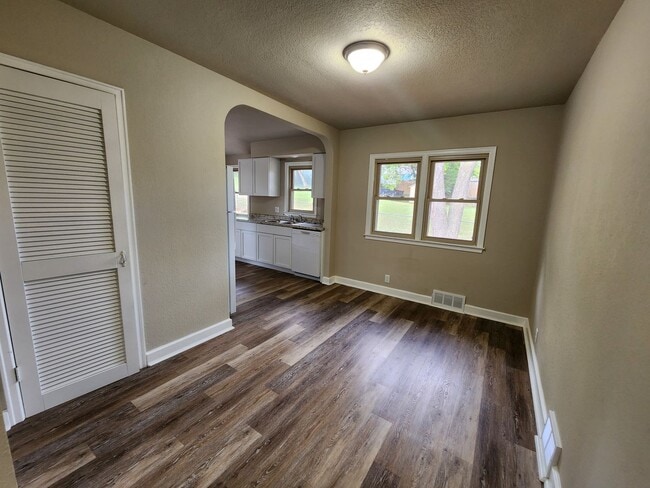 Building Photo - Spacious 2 Bedroom Ranch Home