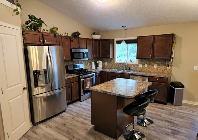 Building Photo - 5900 Clear Pointe Dr SE