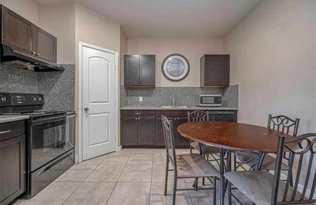 Building Photo - 511 Dahlia St