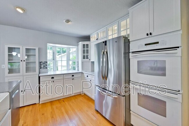 Building Photo - 1549 Alisal Ave