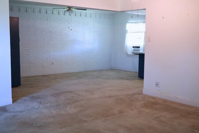Building Photo - 1600 Doran Dr