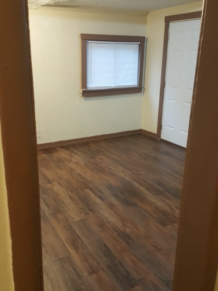 Building Photo - 775 E Vineyard Ave