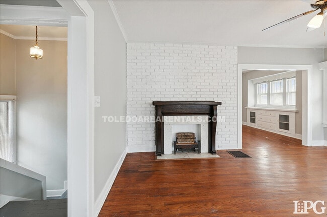 Building Photo - 4138 N Lockwood Ave