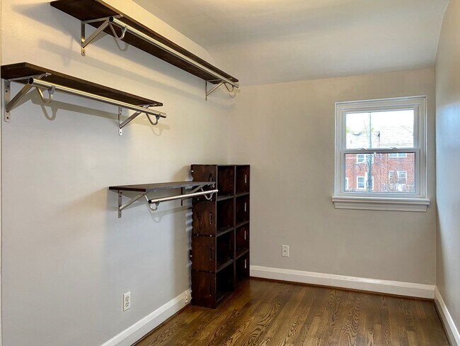 Building Photo - Charming 3 Bedroom/1 Bathroom Townhome in ...