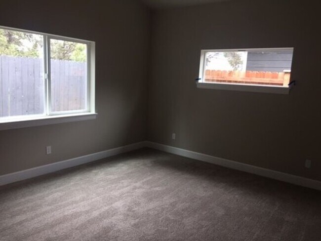 Building Photo - Single Level 3 Bed/2 Bath Home in SE Bend