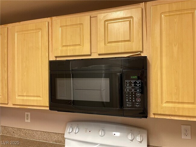 Building Photo - 8000 W Badura Ave