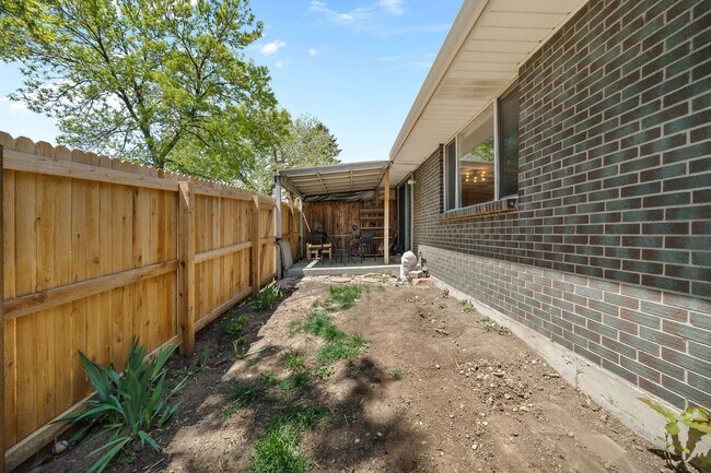 Building Photo - Recently Updated 2BA, 1.5BA Condo with Fen...