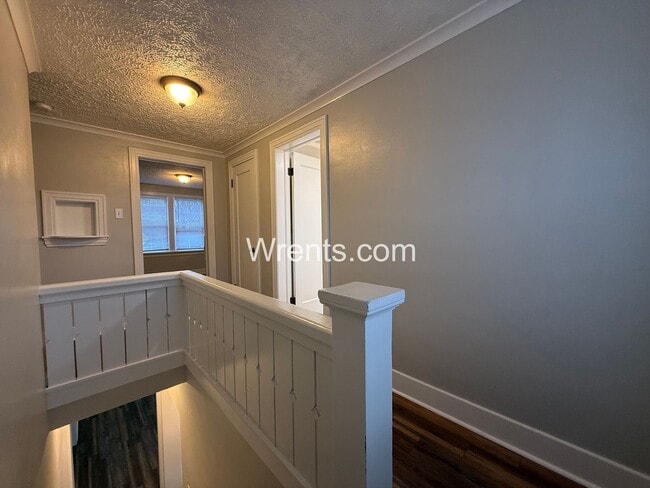 Building Photo - Beautiful 3 bed 2 bath updated home! Half off first months rent!