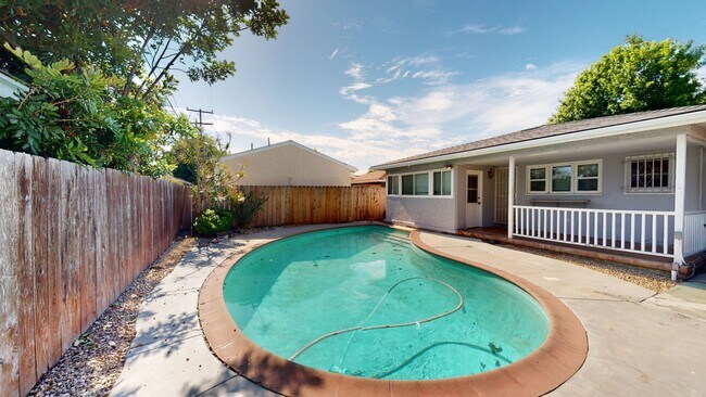 Primary Photo - HUGE 8BD/4BA House on Mary Lane Dr!! POOL!...