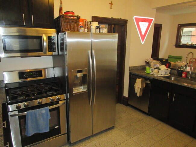 Building Photo - 53 E Northwood Ave